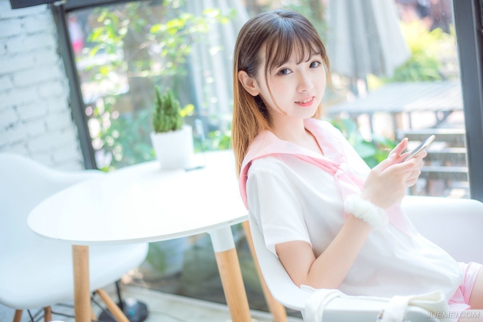“主公还被囚禁在刺史府中，本是要送往洛阳的，却被那些世家百姓给拦下来，要求处置主公。”管家连忙说道：“老爷，您快想想办法吧。”